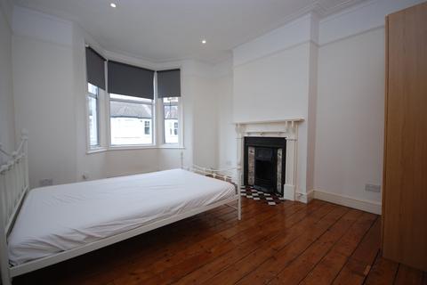 3 bedroom apartment to rent, Cambray Road, Balham SW12