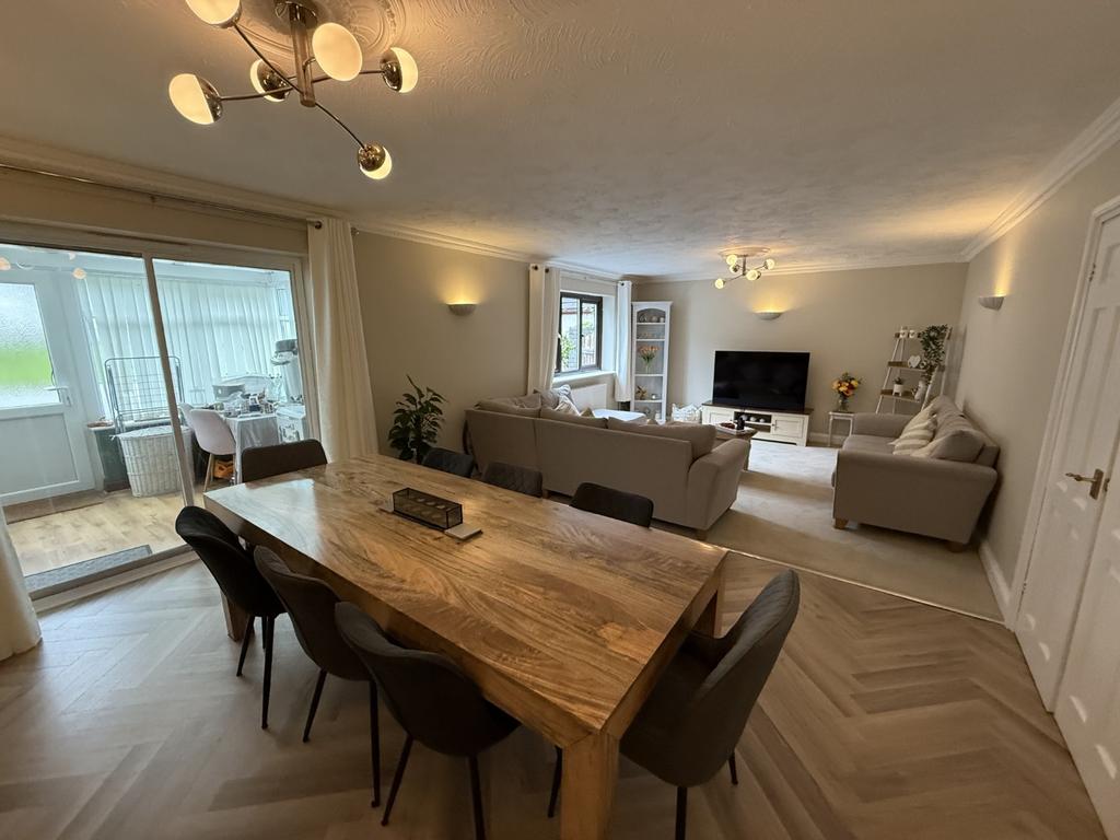 Lounge/Dining Room