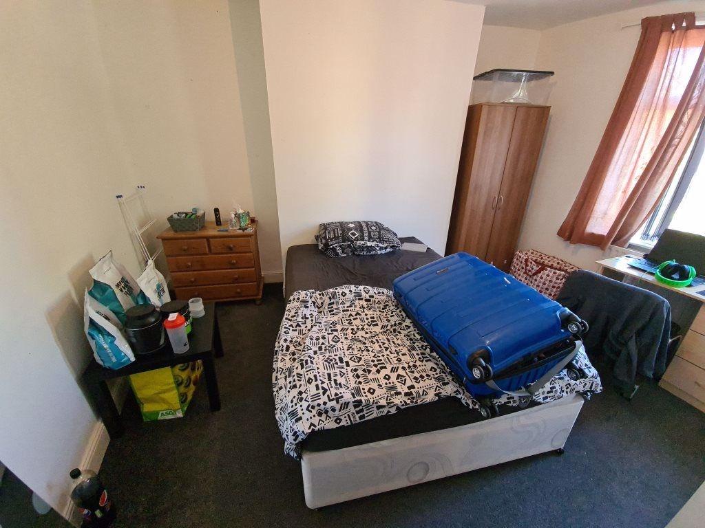 A cozy bedroom featuring a double bed with a fl...