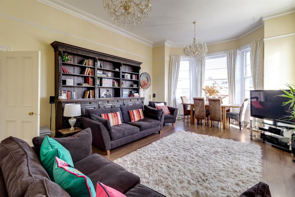 Living Room (3).jpg