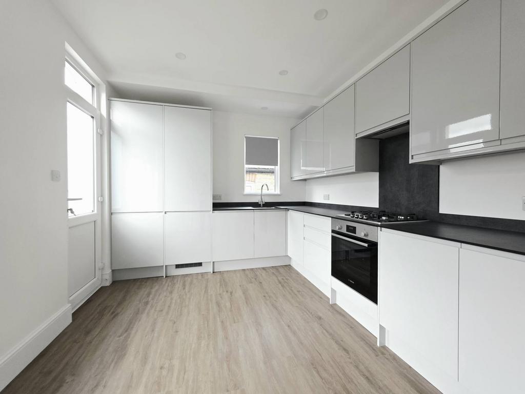 3 bed maisonette to rent Doverfield Road, London
