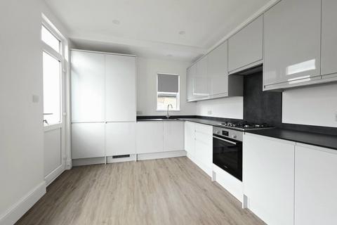 3 bedroom maisonette to rent, London SW2
