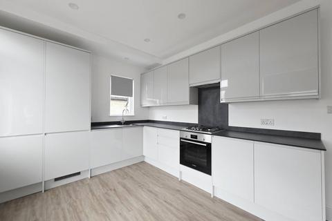 3 bedroom maisonette to rent, London SW2