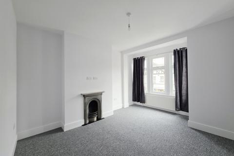 3 bedroom maisonette to rent, London SW2