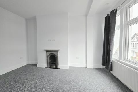 3 bedroom maisonette to rent, London SW2