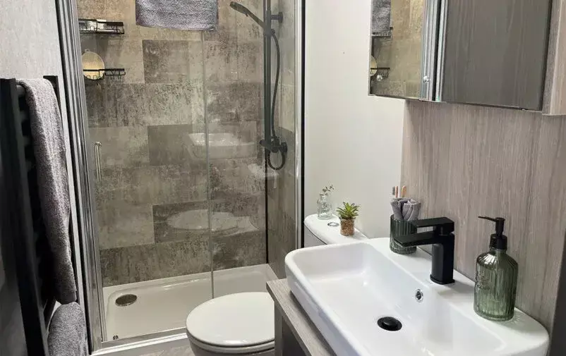 Family Shower Edit Web 802x505 F50 50