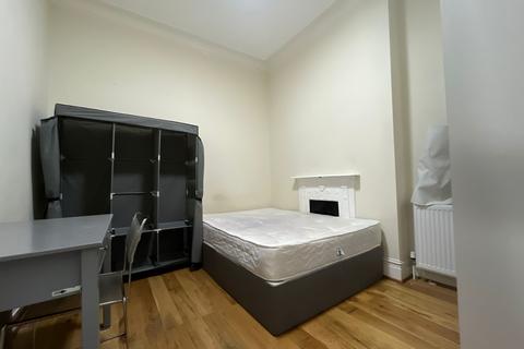 1 bedroom in a flat share to rent, Elgin Avenue, London W9