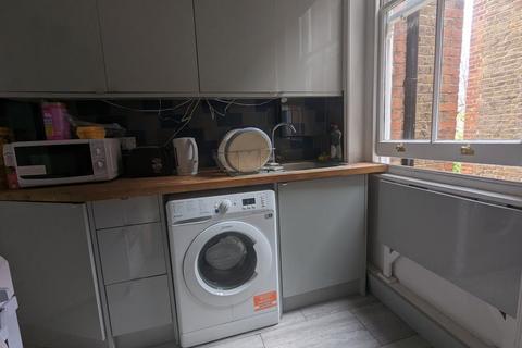 1 bedroom in a flat share to rent, Elgin Avenue, London W9