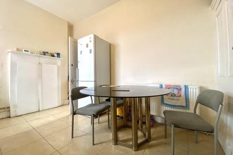 1 bedroom in a flat share to rent, Elgin Avenue, London W9