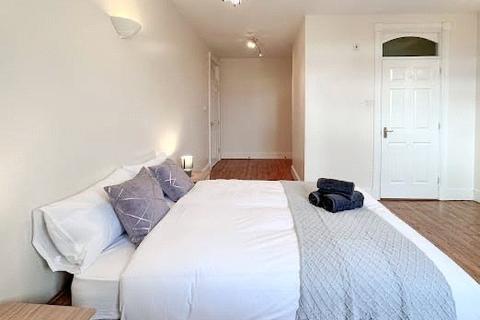 3 bedroom flat to rent, Carlton Road, Manchester, Greater Manchester, M16