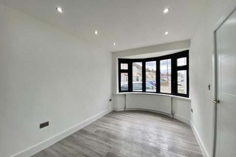 3 bedroom terraced house to rent, Clevedon Gardens, Hayes, Middlesex, UB3 1RE