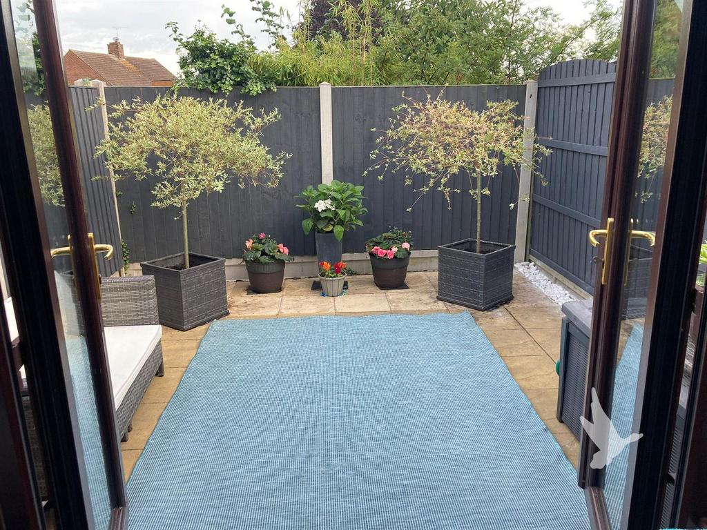 10 Rear Garden.jpg