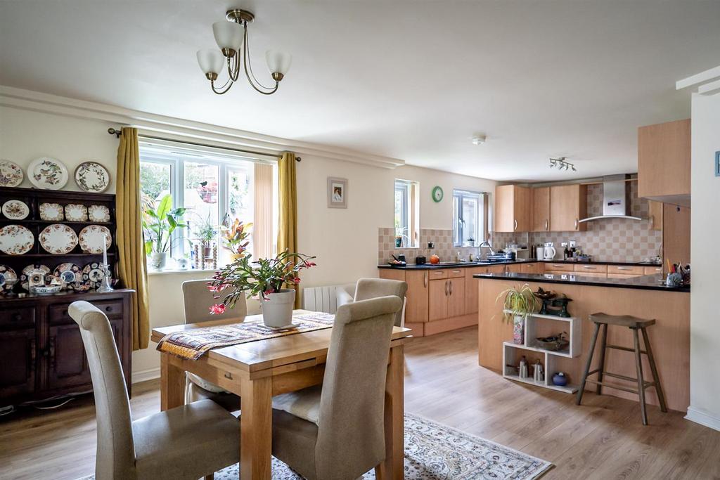 Dining / kitchen