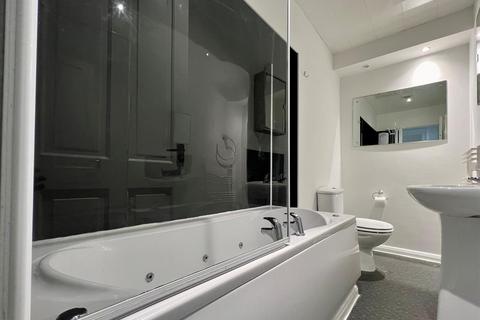 3 bedroom flat to rent, Amble Grove, Newcastle Upon Tyne
