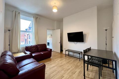 3 bedroom flat to rent, Amble Grove, Newcastle Upon Tyne
