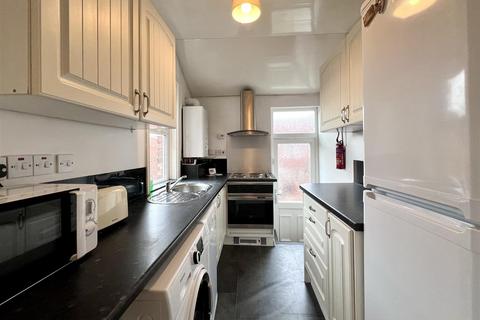 3 bedroom flat to rent, Amble Grove, Newcastle Upon Tyne