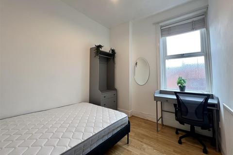 3 bedroom flat to rent, Amble Grove, Newcastle Upon Tyne