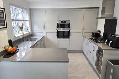 3 bedroom detached house to rent, Machrie Way, Fardalehill, Kilmarnock
