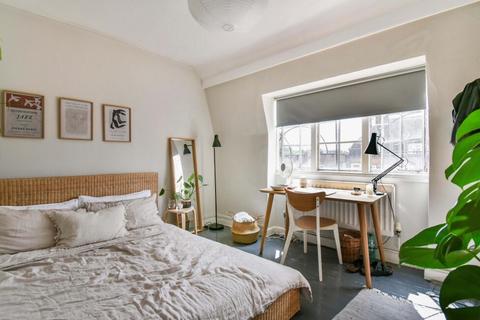 1 bedroom in a flat share to rent, Flat 18, Naylor House, Albion Avenue, Lambeth, SW8