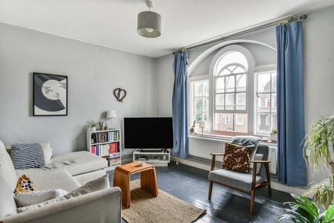 1 bedroom in a flat share to rent, Flat 18, Naylor House, Albion Avenue, Lambeth, SW8