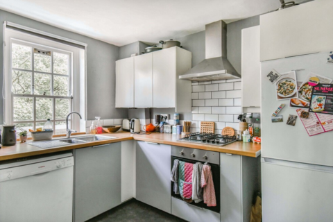 1 bedroom in a flat share to rent, Flat 18, Naylor House, Albion Avenue, Lambeth, SW8
