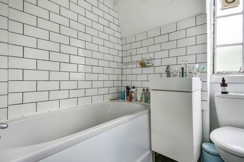 1 bedroom in a flat share to rent, Flat 18, Naylor House, Albion Avenue, Lambeth, SW8
