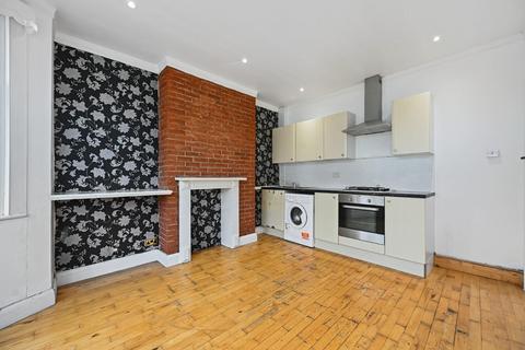 3 bedroom flat to rent, Long Drive, Acton