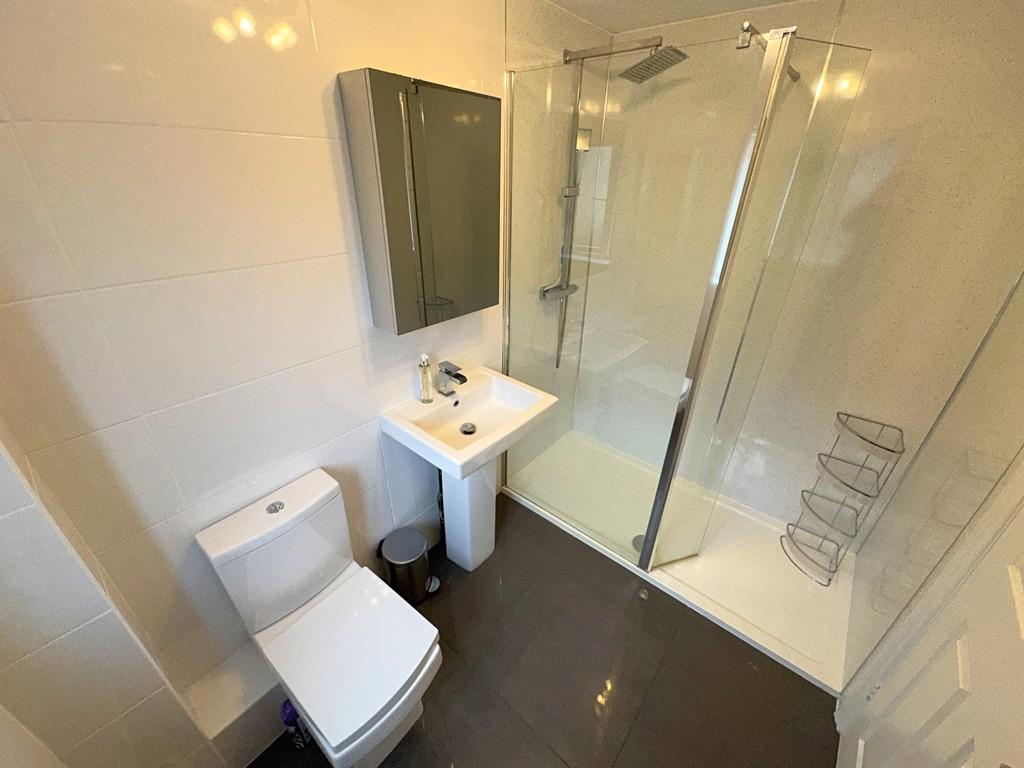Ensuite to Bed One