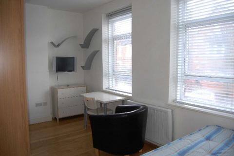 Studio to rent, Dollis Road, London N3