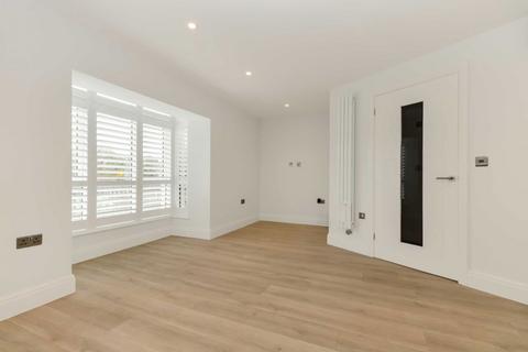 1 bedroom flat to rent, Hampton Court Way, East Molesey KT8