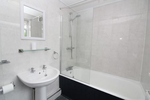 2 bedroom cottage to rent, Westside, Summerhouse