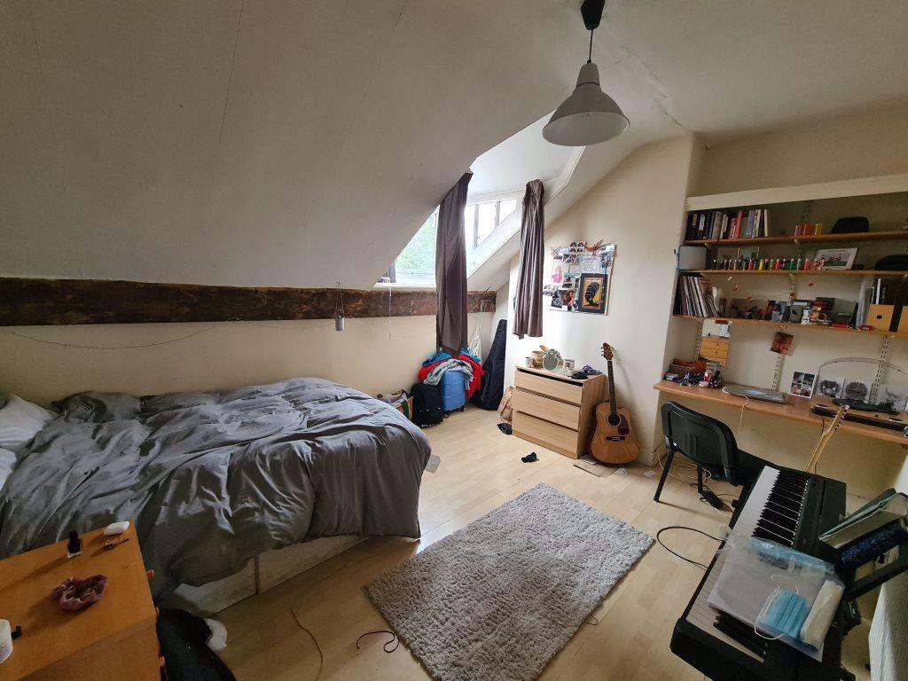 A cozy bedroom featuring a comfortable double b...