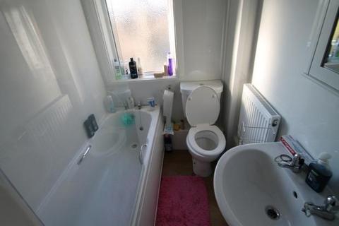 3 bedroom flat to rent, Buckingham Mount, Leeds LS6