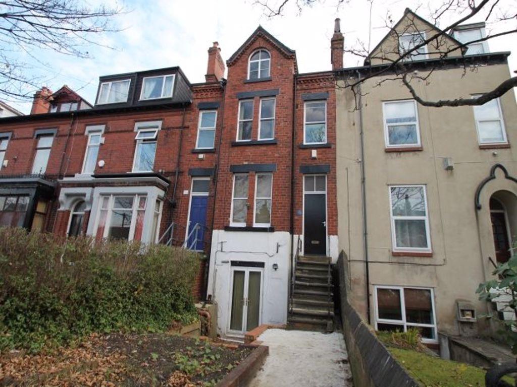 A charming view of the front exterior of a trad...