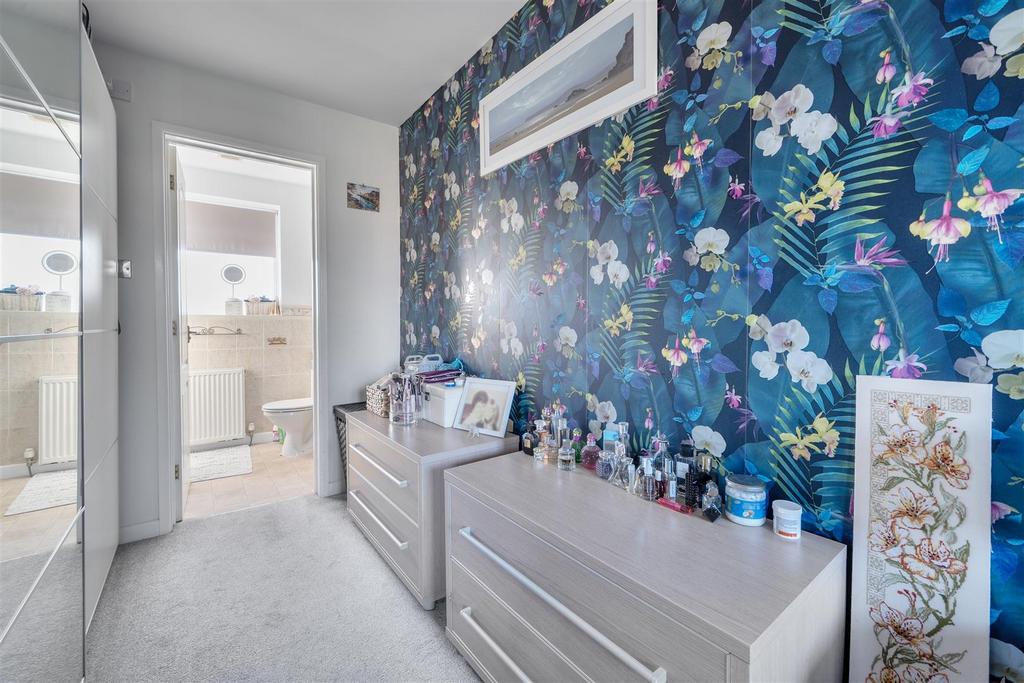 Walk in wardrobe/ en suite