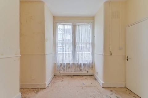 4 Nyon Grove, London, SE6 4EU