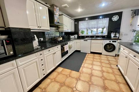 3 bedroom semi-detached house for sale, Hollybush Road, Luton, Bedfordshire, LU2 9HQ