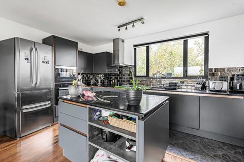2 bedroom flat for sale, Endwell Road