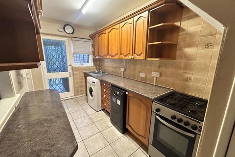 3 bedroom terraced house to rent, Pakenham Road, Swindon