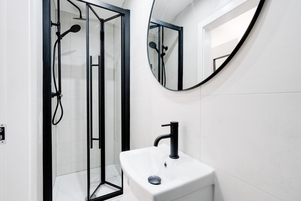 Modern and neatly maintained bathroom with a sp...