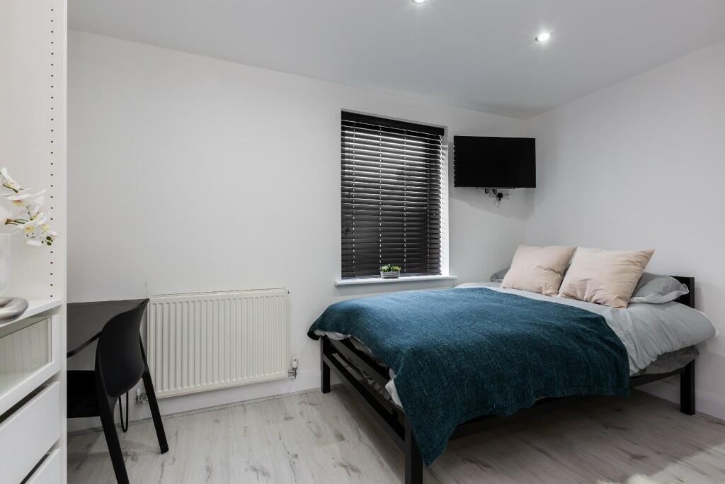 A bright and well-maintained double bedroom fea...