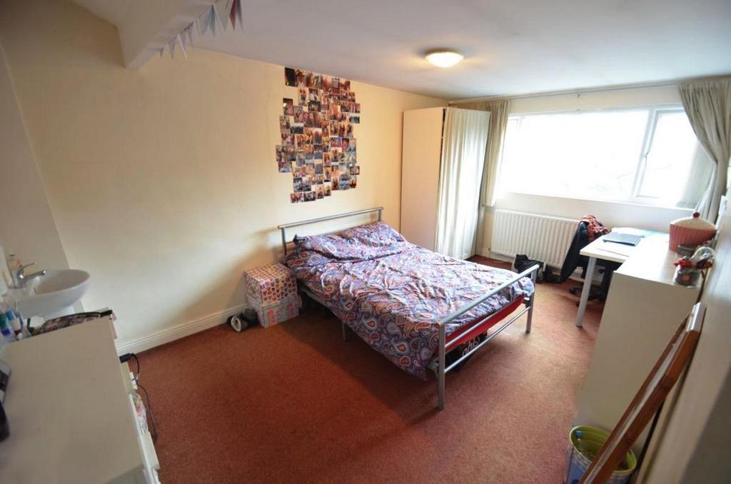 Bright, tidy double bedroom with a comfortable ...