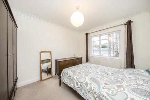 2 bedroom flat for sale, Conifers Close, Teddington TW11