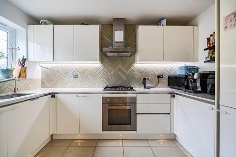 3 bedroom semi-detached house to rent, Hillview Gardens,  High Wycombe,  HP13