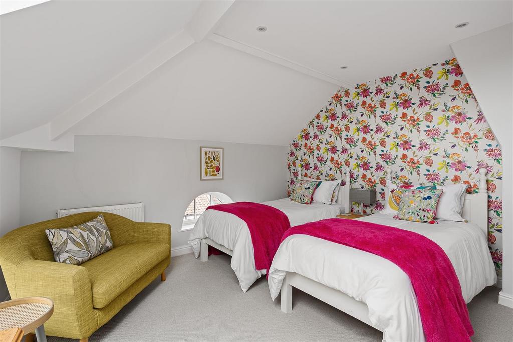2 Willowgate Yard-01[1].jpg