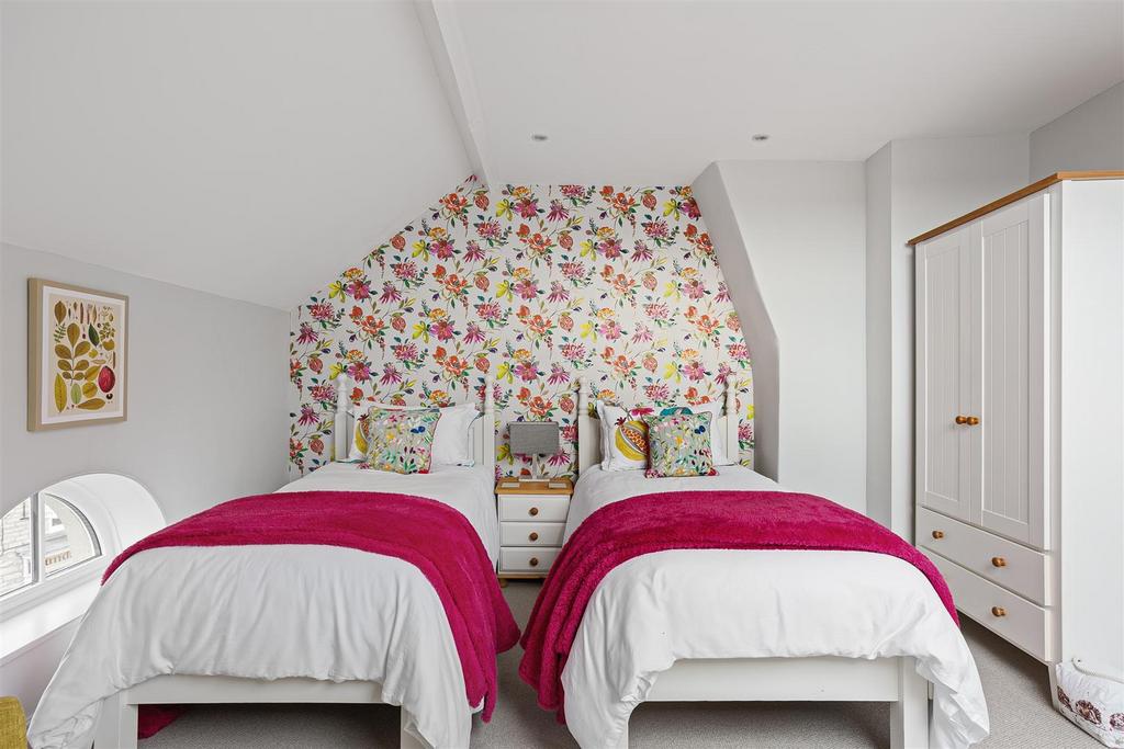 2 Willowgate Yard-02[1].jpg
