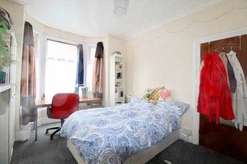 6 bedroom house to rent, Hessle Place, Leeds LS6