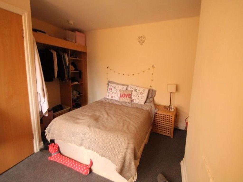 A cozy double bedroom featuring a comfortable b...