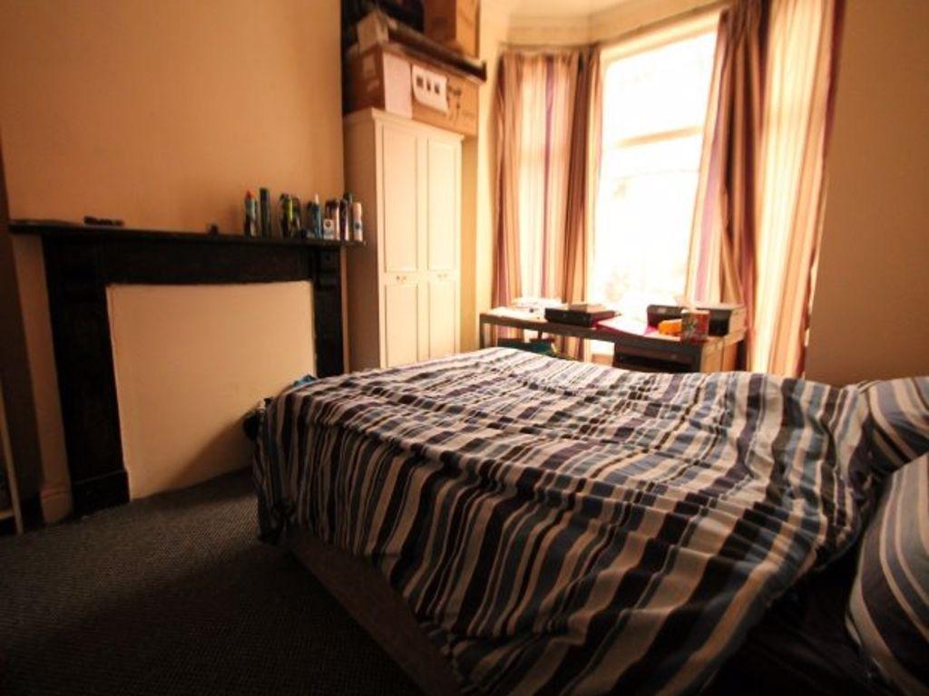 A spacious and well-maintained double bedroom w...