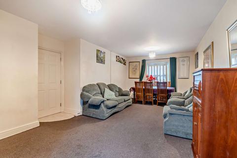 2 bedroom flat for sale, Farnburn Avenue, Slough, SL1